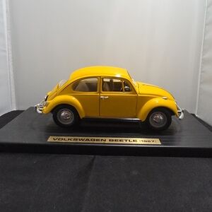 Road Legends VW Beetle (1967) 1:18 Yellow Diecast w/ Display (OT)